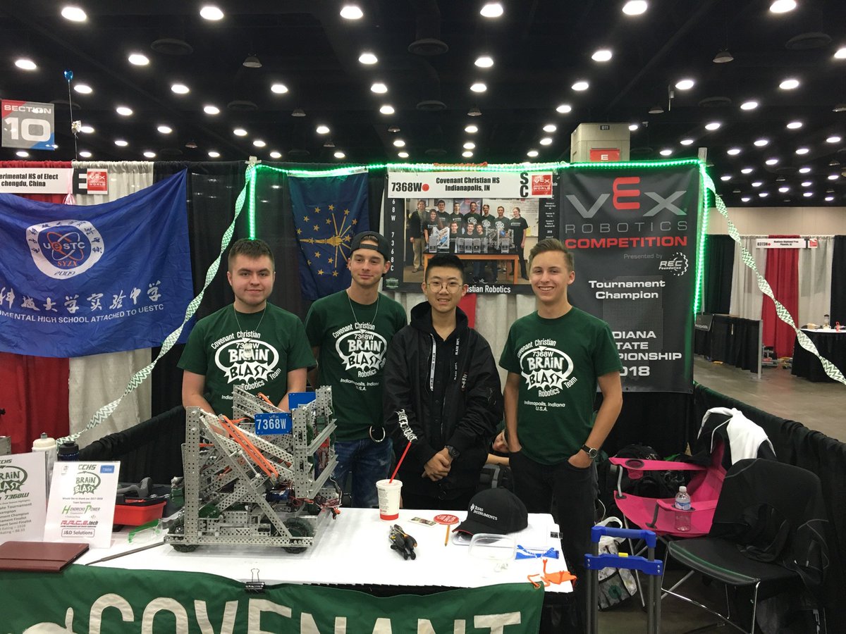 7368W_robotics's tweet image. Vex Worlds is an amazing place for making friends across the globe! The team photographer from 17071B Tanghu-2 Chengdu China stopped to say hello.