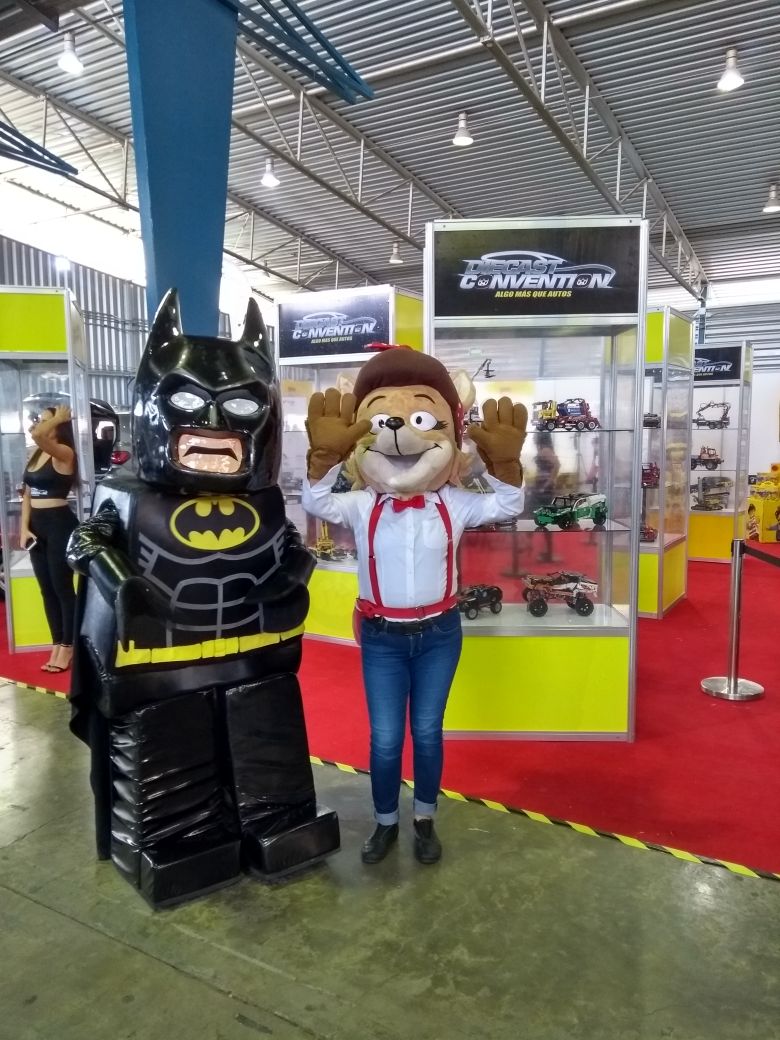 AutocinemaC's tweet photo. Coyotes! Uma se escapo hoy a la @diecastconvent en el Palacio de los Deportes!! Si la encuentran tómense una foto con ella para ganar boletos gratis para el Autocinema!! https://t.co/GaEFOaf4rL