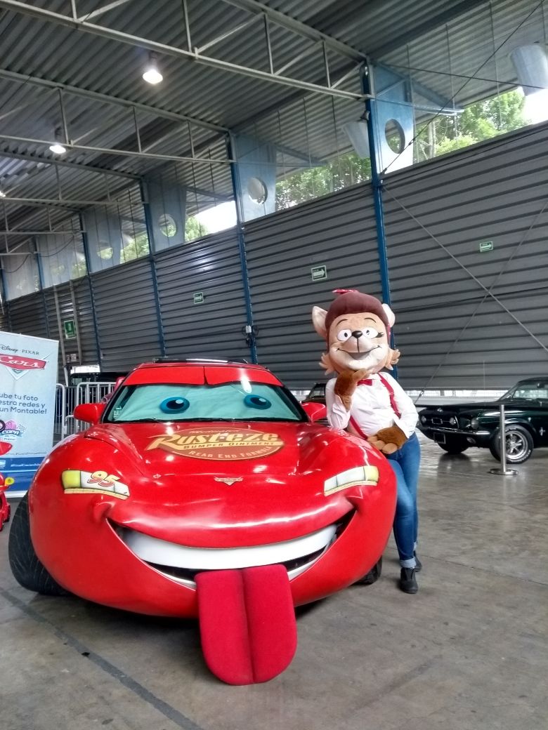 AutocinemaC's tweet photo. Coyotes! Uma se escapo hoy a la @diecastconvent en el Palacio de los Deportes!! Si la encuentran tómense una foto con ella para ganar boletos gratis para el Autocinema!! https://t.co/GaEFOaf4rL