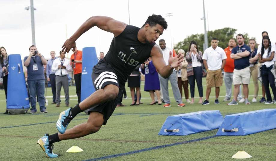 rgvmcallensport's tweet photo. We’re just wondering if McHi’s @joeguerra_6 ever had block No. 1 @NFL draft pick @MarcusJD84 in practice and how that went. #aload #Draft2018 @UTSAFTBL @MchiFootball https://t.co/jUeWxEDEZ0