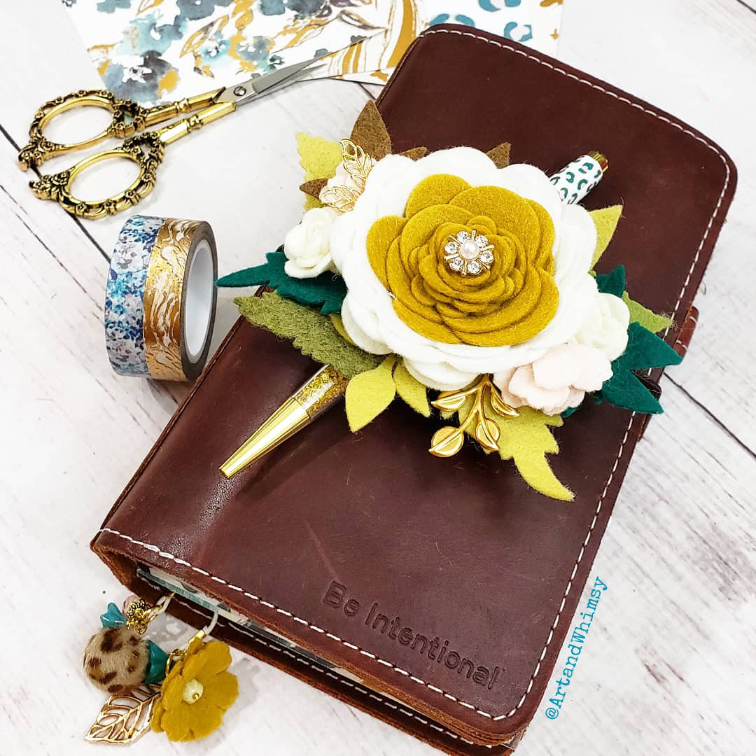 artandwhimsy's tweet photo. Happy #FirandYewFriday! I just love how this gorgeous #FirandYew swag pops against the rich leather of my Rowena #FoxyFix ... total eye candy!π
#planner #plannergirl #travelersnotebook #planneraddict https://t.co/TB2kqXyD2Y