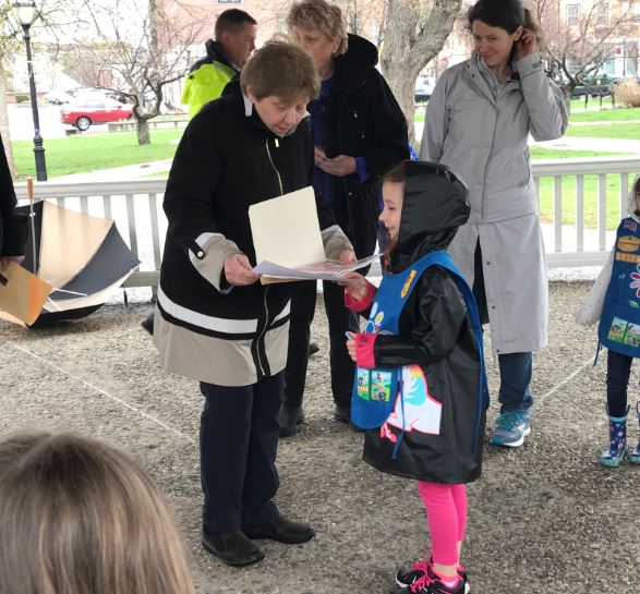 CityofWaltham's tweet image. In honor of #ArborDay2018 City Tree Warden Kevin Thompson, along with Mayor McCarthy, Councillor Kathleen McMenimen, &amp;amp; kindergarten Daisy Girl Scouts from Troop 82124, planted a new tree on the Waltham Common this afternoon! 🌳🌎 More: bit.ly/2Kk9MJz