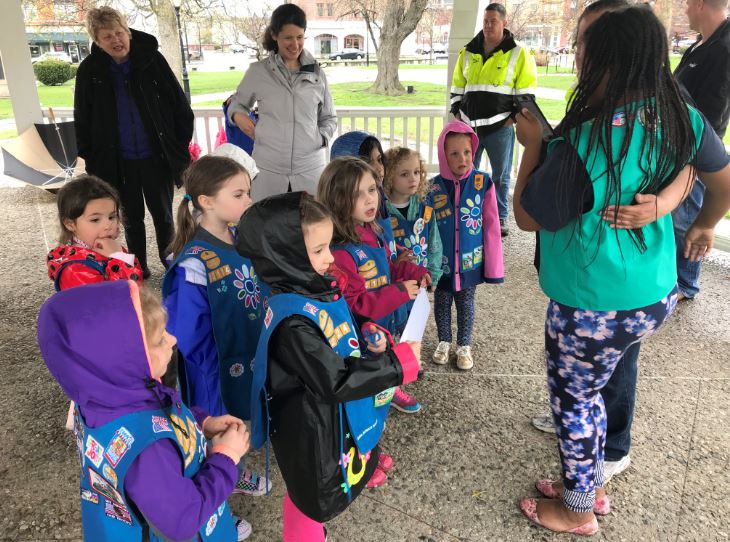 CityofWaltham's tweet image. In honor of #ArborDay2018 City Tree Warden Kevin Thompson, along with Mayor McCarthy, Councillor Kathleen McMenimen, &amp;amp; kindergarten Daisy Girl Scouts from Troop 82124, planted a new tree on the Waltham Common this afternoon! 🌳🌎 More: bit.ly/2Kk9MJz