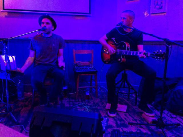 @theedmartinduo kick starting the weekend at @thetipsypigromsey #edmartinduo #livemusic #music #pop #rock #soul #thetipsypig #romsey #theweekendstartshere #friends ift.tt/2vUycq4