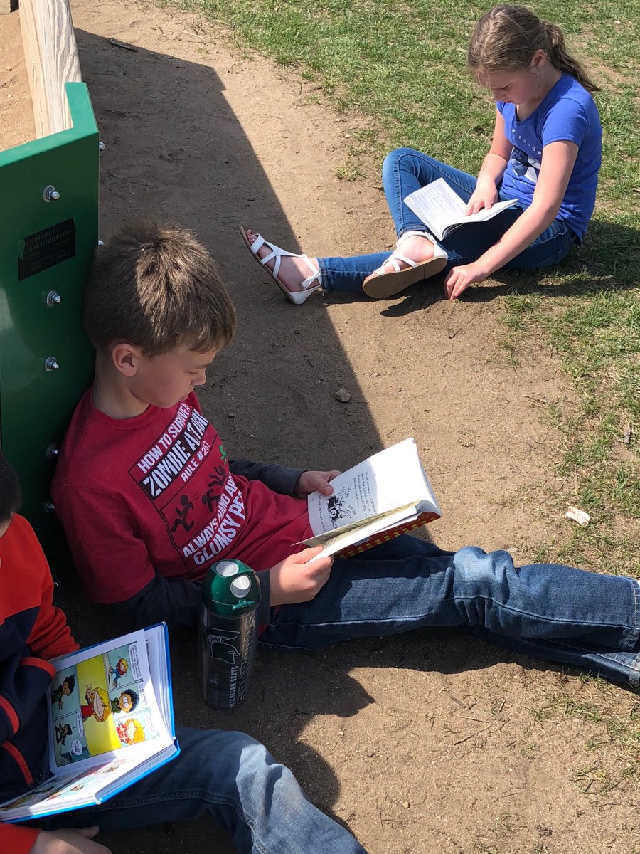 MaryVeldink's tweet photo. Finally! 3rd graders get to read outside! We have been waiting!!! #pinewoodpride#jpsreads https://t.co/3oYVIlVvoF
