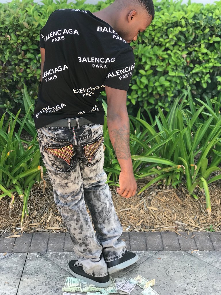 floridaboymike's tweet image. The streets smoking they been waiting on me 🎒🤫💫 #gradbash2k18 #gradbash