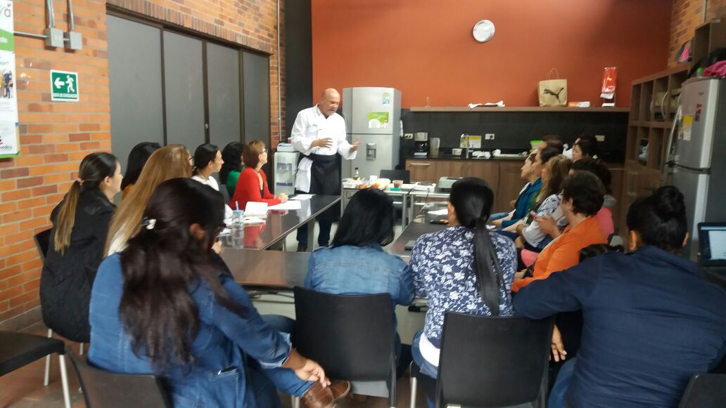 SomosSocya's tweet photo. ¡Qué buena forma de culminar la Semana Por la Sostenibilidad #CicloSiete! Nuestros colaboradores participaron de un taller práctico enfocado en el consumo sostenible y la alimentación saludable. Así generamos #conciencia en #SomosSocya. @ciclo_siete @PortafolioVerde https://t.co/x2qvP8S9ke