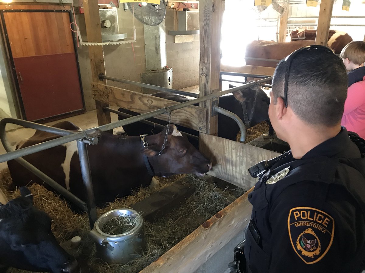 mtkapd's tweet photo. Great day @mnzoo for #blueatthezoo. Met a lot of great @MinnetonkaMN citizens, amazing kids, goats, cows, pigs, lions & tigers & bears https://t.co/Fd8uPdUzrq
