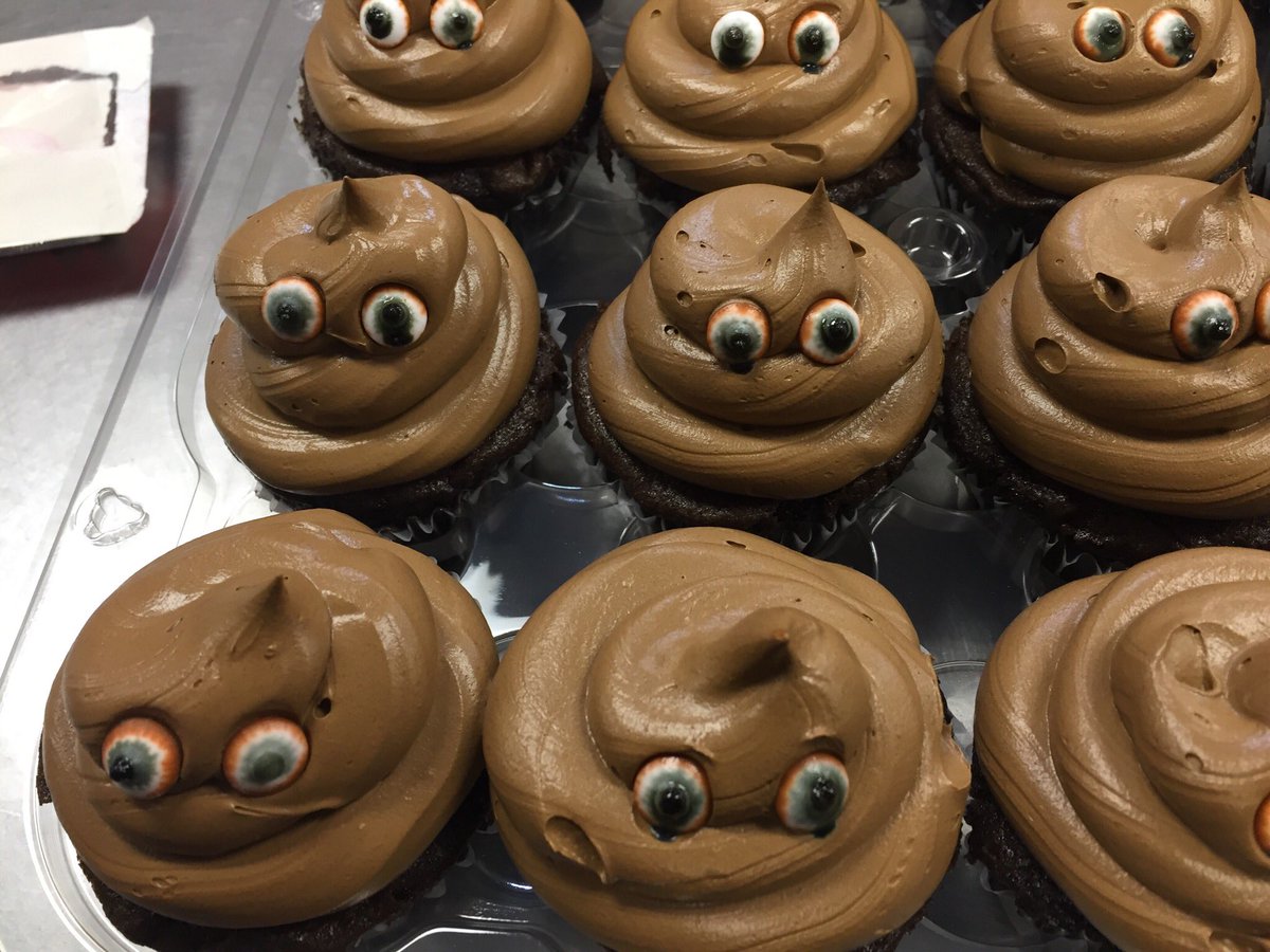 PaperbackBadger's tweet image. BEST. CUPCAKES. EVER. 🤣🤣🤣 #decorfail #ordergonewrong #holyshit (Srsly Tho who’d order this for their kid’s birthday party? They look stoned!)