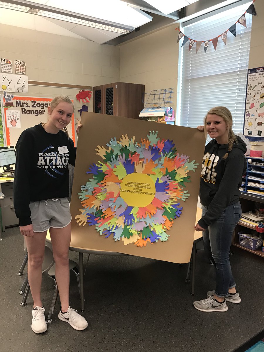 HillebrandJenny's tweet photo. Dyersville Elementary staff and students had an amazing day participating with high school students for Bobcat Pride Day!! It’s a great day to be a Bobcat!! #WDBobcatservice https://t.co/8NTqyjGX4U