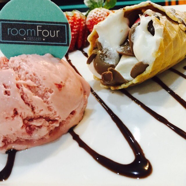 Taste_Of_Thai_'s tweet photo. S’mores the #RoomFour way. Baked waffle cone with gooey marshmallow and chocolate with your favourite scoop of Movenpick. #RoomFourDessert #ThankRoomFourItsFriday #Smores #Movenpick https://t.co/aY0vf6y4G8