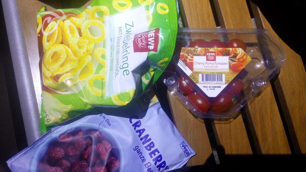 Frau_mit_Hut's tweet photo. @beadcala Abendessen auf dem #JSGoe auch! Die Debattierhorde hat beim Rewe zugeschlagen und bevölkert jetzt die Innenstadt. Genauer gesagt... Die Bushaltestelle. https://t.co/X9E6HW8bv0