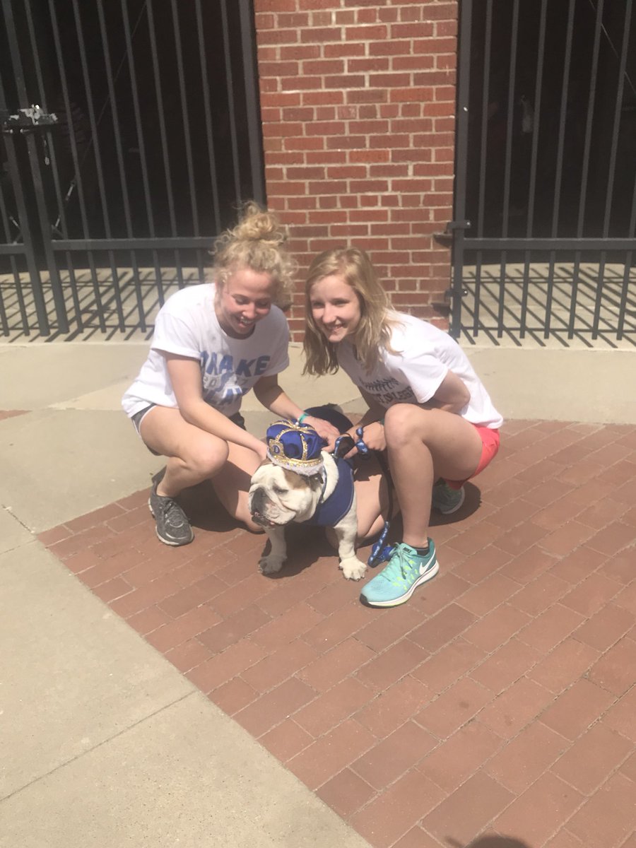 mbbbow's tweet photo. Bow-Z meeting her fans from Pella Christian track team. #PellaChristian #DrakeMascot #myDrakeRelays https://t.co/YFj1YWuP5T