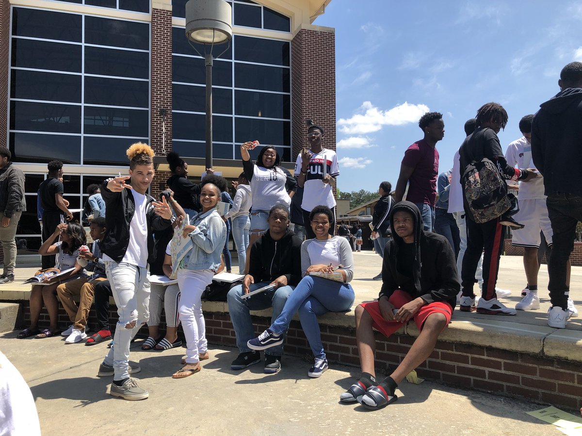 missantonacci's tweet photo. HUGE shout out to my WONDERFUL Aplomado YBK staff and all those who supported our program by buying a yearbook! Distribution Day was AMAZING! I hope everyone enjoyed our little party and the free 🍦!  #brooksquad #v18ewithus https://t.co/0ye5ORJTTI