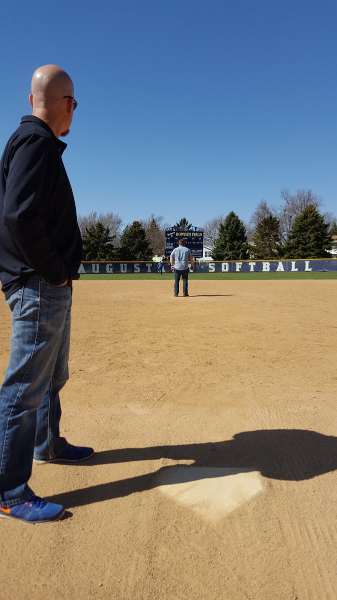VasgaardMidcoSN's tweet photo. When you use your @MidcoSN Engineers to help block camera shots for live #softball coverage👍 https://t.co/kvArI7laPU