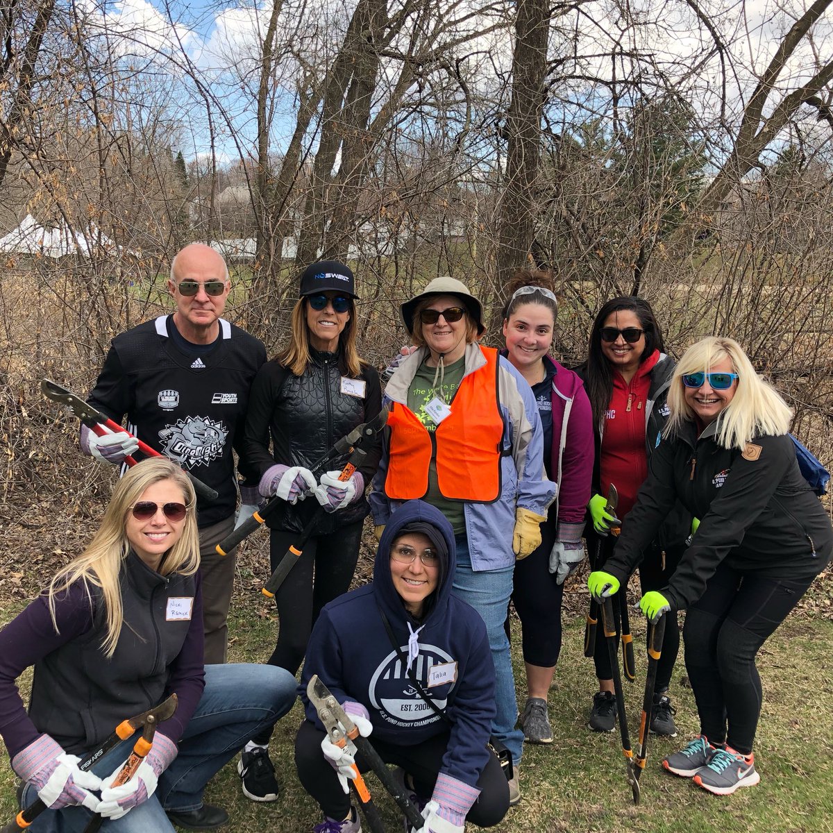 DefendTheIce's tweet image. Spending the afternoon with @3M @greatrivergreen and @USPondHockey cleaning up our rivers, PONDS and lakes in honor of #ArborDay2018 #CommunityService #giveback
