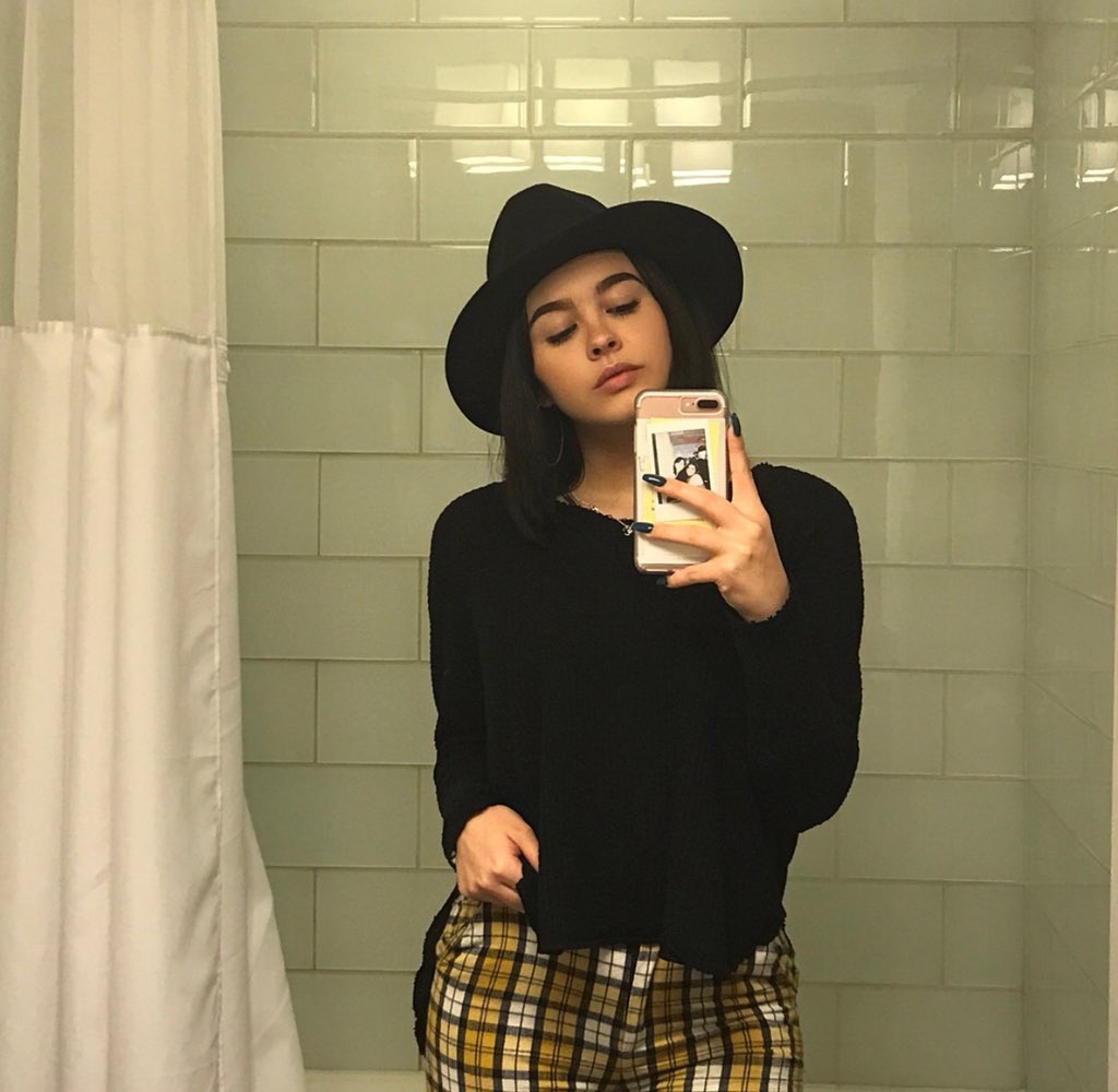 skxmrpg's tweet photo. ✖️Inconnue. 

• Malone. 
• 17 ans.
• Bisexuelle. 
• Seconde.
• @prvttybitch. https://t.co/mtJlXvU9HA