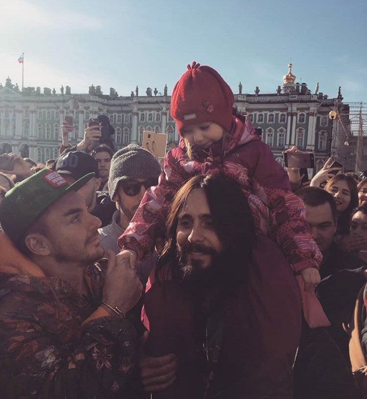 AngelsofPhoenix's tweet photo. By far the most adorable picture! From @valleryshayk on IG!
#JaredLeto #ShannonLeto #SaintPetersburg #FBF #30SecondsToMars #MarsIsHere #Echelon #MonolithTour #BandOnTheRoad #MarsInTour #Mars https://t.co/6uQQWPr2nn
