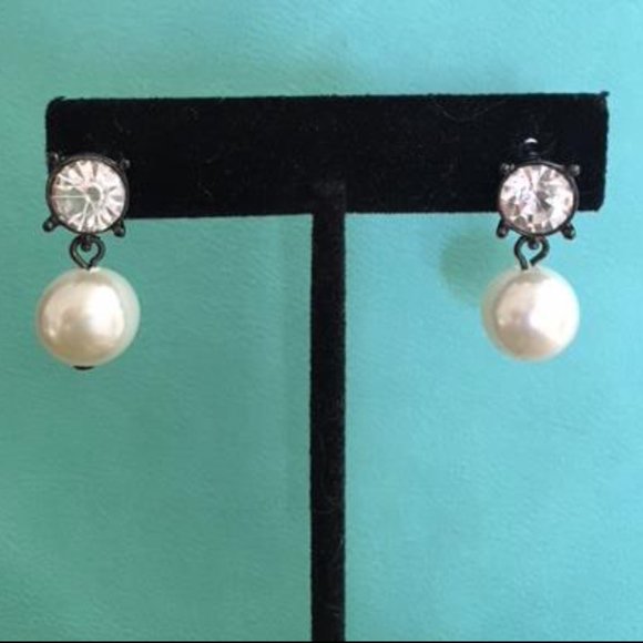 trishaadube's tweet photo. So good I had to share! Check out all the items I'm loving on @Poshmarkapp #poshmark #fashion #style #shopmycloset #revolution #katespade #nobrand: https://t.co/ORr1TyxiX7 https://t.co/7PJ93Q0VAo