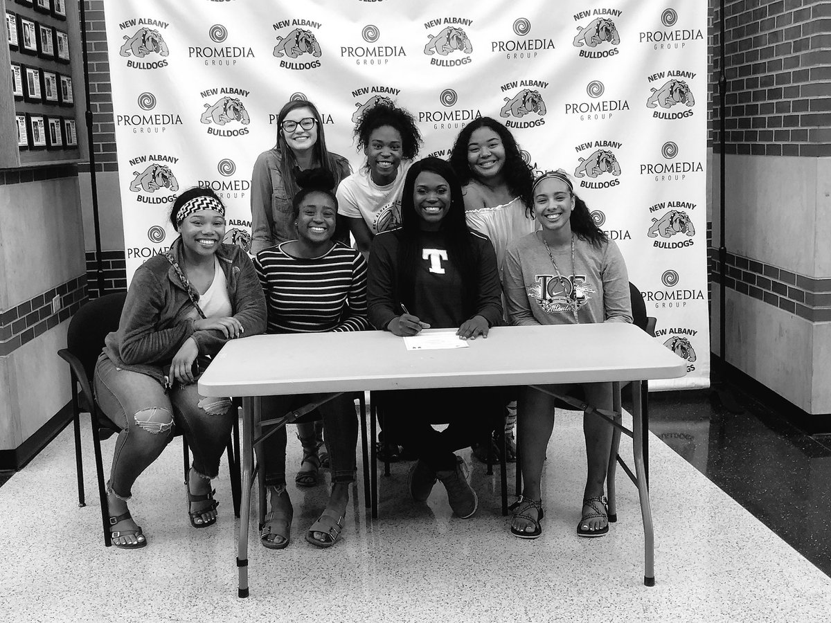 KelsyLeanne's tweet photo. “Where’s my pen? Y’all I’m signing!”📝✅ #TUCommit ⚡️ https://t.co/QChbd5pSoe