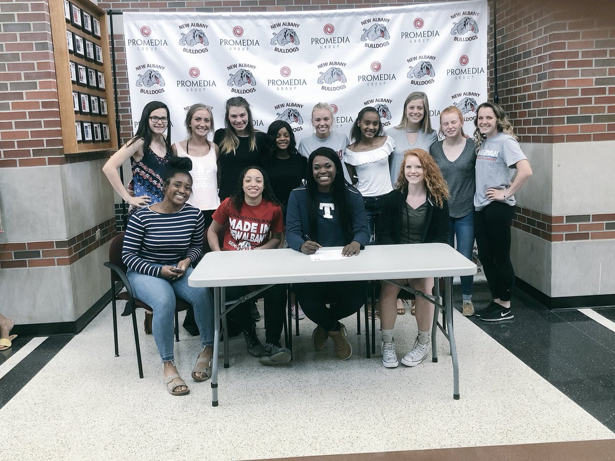 KelsyLeanne's tweet photo. “Where’s my pen? Y’all I’m signing!”📝✅ #TUCommit ⚡️ https://t.co/QChbd5pSoe