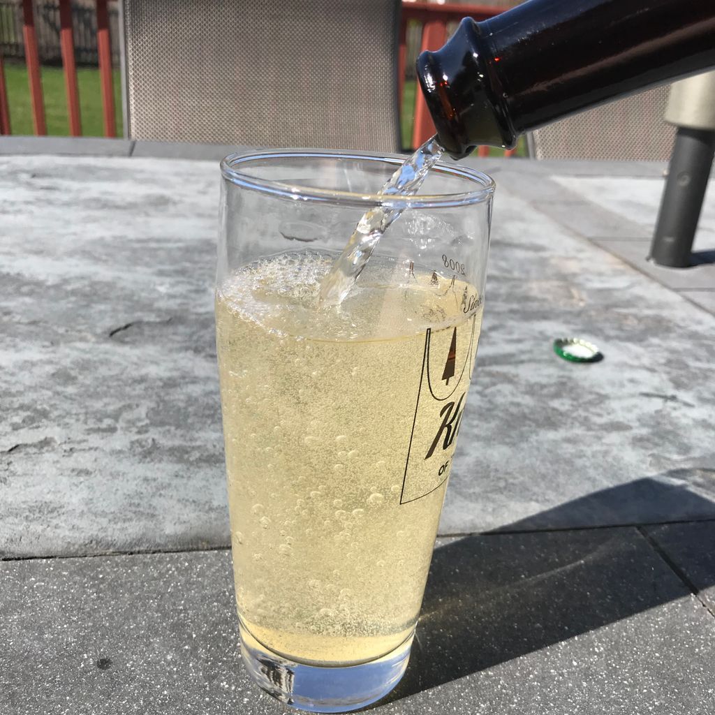 SecondCityMead's tweet photo. Here’s to the weekend!
#mead #session #farmhouse #chicagomead https://t.co/I1RPwSiVre