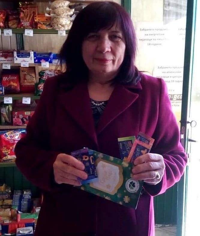 srekjaplus's tweet image. Радмила Митревска од Македонски Брод, Божица Сандева од Кочани, Ивона Басуроска од Вевчани и Светлена Корчовска од Русиново се некои од многуте досегашни добитници на СРЕЌА ПЛУС подароци од Државна лотарија на Македонија. 
Воедно, поддржувачи на трендот на подарување на грепки