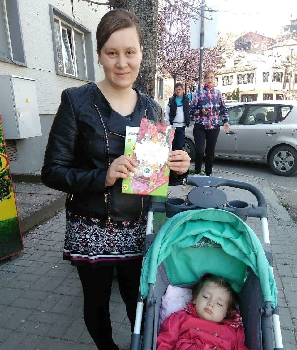 srekjaplus's tweet image. Радмила Митревска од Македонски Брод, Божица Сандева од Кочани, Ивона Басуроска од Вевчани и Светлена Корчовска од Русиново се некои од многуте досегашни добитници на СРЕЌА ПЛУС подароци од Државна лотарија на Македонија. 
Воедно, поддржувачи на трендот на подарување на грепки