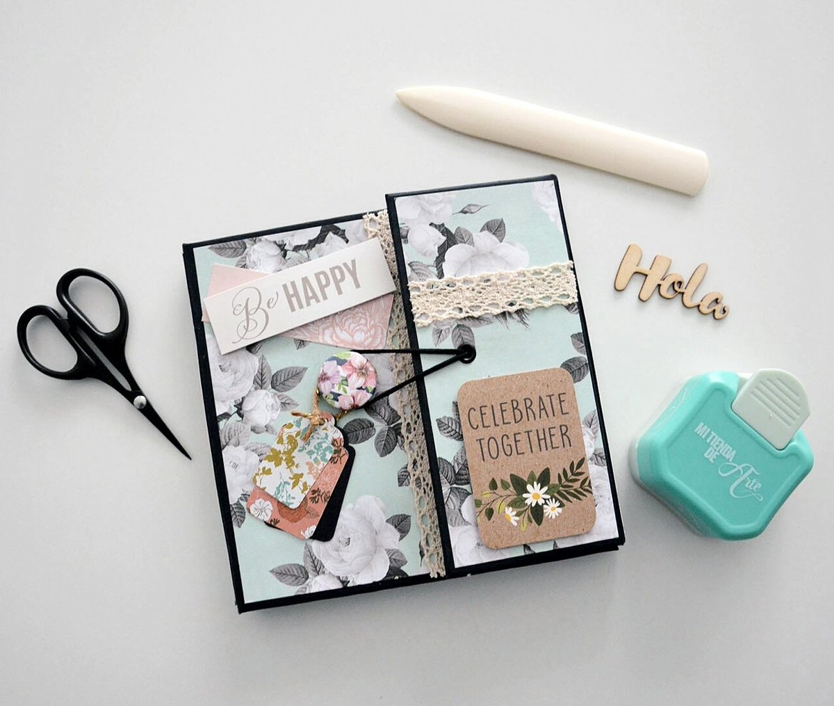 artwanderlust2's tweet photo. Os dejamos el #video de este proyecto de #SCRAPBOOK como #idea de #REGALO para el #DiadelaMadre ;). La perforadora de borde de @mitiendadearte ha sido un básico en este proyecto de #scrapbooking . Buenas noches a tod@s y esperamos que os guste :). https://t.co/1nl8P29KTO https://t.co/iTIdxaOknN