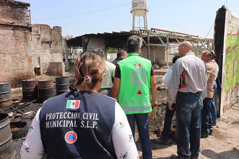 Con la presencia de los representantes de los habitantes de las colonias Dalias, Del Llano y circunvecinas, el @AytoSLP por medio de <a href="/ProtCivilSLP/">Protección Civil Municipal SLP</a>, Direccion de Comercio, <a href="/SPM_SLP/">Policia Municipal SL</a>  <a href="/SEDENAmx/">AltoMando</a> Secretaria de Ecologia, clausuro de manera parcial Industrias Quimicas de Mexico