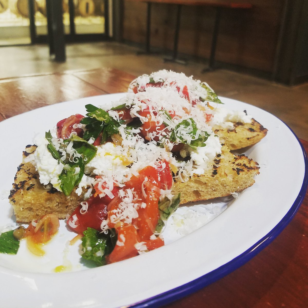 eobrewingco's tweet photo. Bruschetta - focaccia, goat cheese, roasted red peppers, and mixed herbs.
#bruschetta #springeats #herbacious #🐐cheese #chseats #holycityeats #breweryeats #charlestonbrewerydistrict https://t.co/QS0SGioTpD