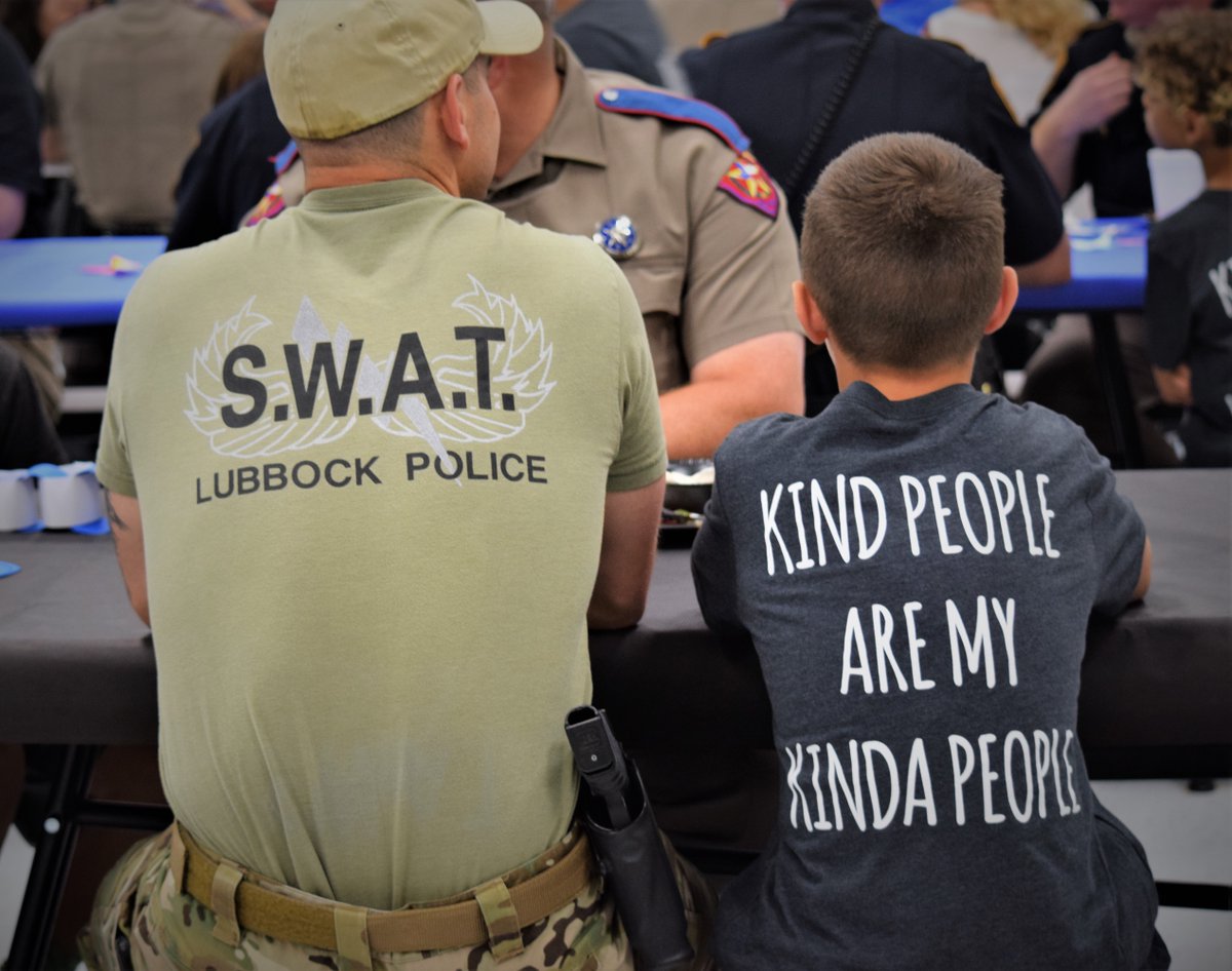 LubbockPolice's tweet photo. Our #FridayFavorite is a big THANK YOU to the students @ Upland Heights Elem. in @FrenshipISD for serving our officers, along with other first responders a fantastic spaghetti lunch! #kindpeoplearemykindapeople https://t.co/lGVokjDsgM