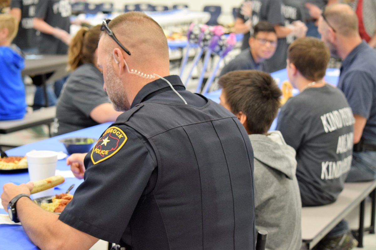 LubbockPolice's tweet photo. Our #FridayFavorite is a big THANK YOU to the students @ Upland Heights Elem. in @FrenshipISD for serving our officers, along with other first responders a fantastic spaghetti lunch! #kindpeoplearemykindapeople https://t.co/lGVokjDsgM