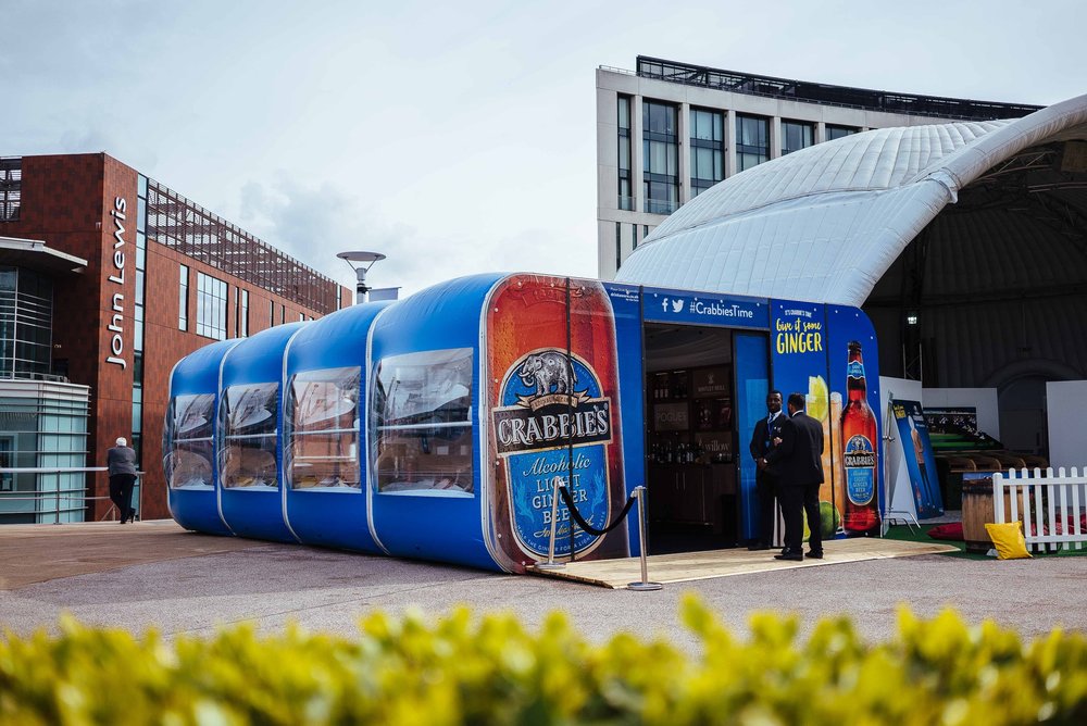 eventarchus's tweet image. Nothing says &quot;Happy Friday&quot; quite like @CrabbiesUK&apos;s pop-up bar!! You can&apos;t go wrong with specialty drinks 🍸 and old school racing arcade games 🏇 for @grandnational!

#PopUpBars #PortableStructure #Crabbies #Drinks #GrandNational #HorseRacing #Event #EventProfs