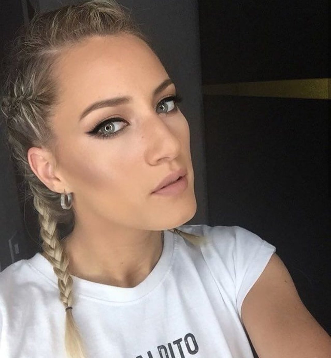 cuddlemicaela's tweet photo. TAN hermosa 😻😻😻 #MTVLAINSTAARVICICONTE #PREMIOSMTVMIAW https://t.co/8c6CYSCFTr