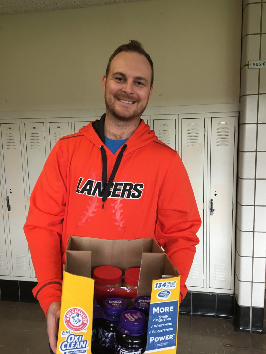 ENRangerfootbal's tweet photo. A big thank you to our principal Mr. McCann and the staff of Willowick Middle for donating to our PB&J buffet. Literally our “feeder” program. @WillowickMS @WillowickLancer @WWMS_Athletics https://t.co/mPGvX6JMzB