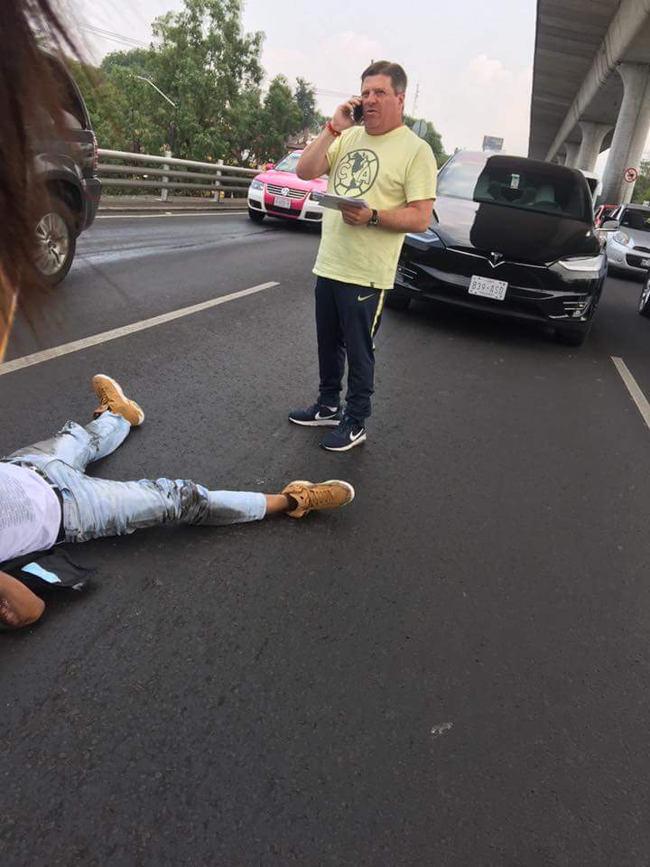 SuperFeeeer's tweet photo. Noticia de último momento Miguel Herrera cumple amenazas de su hija la pioja y atropella a motociclista cerca de Gran Sur hasta aquí mi reporte Joaquín https://t.co/xz2UxUcS2T