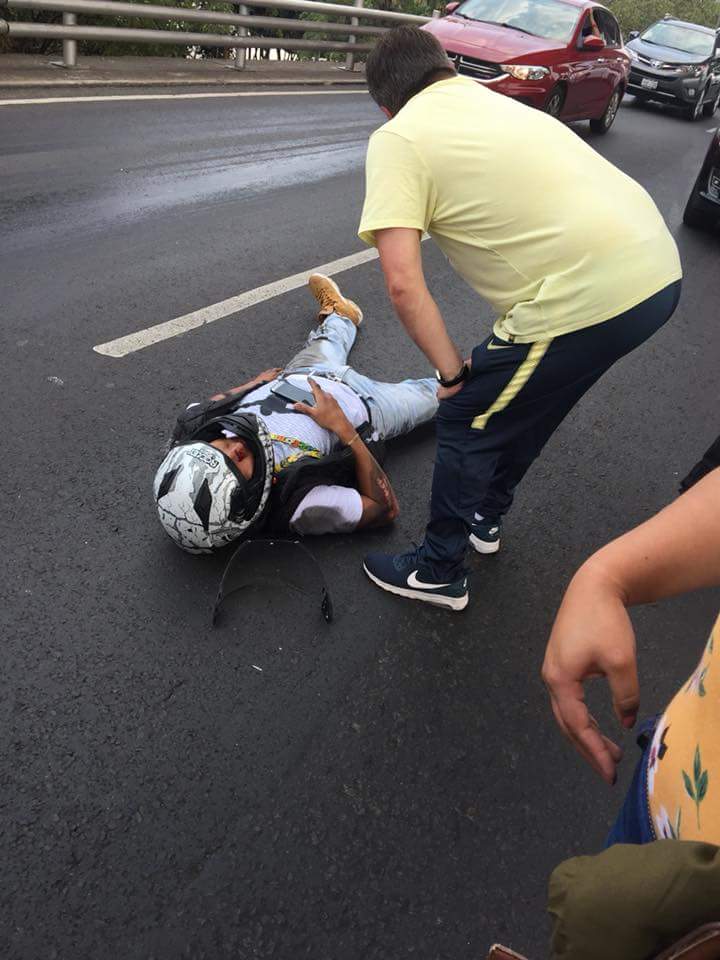 SuperFeeeer's tweet photo. Noticia de último momento Miguel Herrera cumple amenazas de su hija la pioja y atropella a motociclista cerca de Gran Sur hasta aquí mi reporte Joaquín https://t.co/xz2UxUcS2T