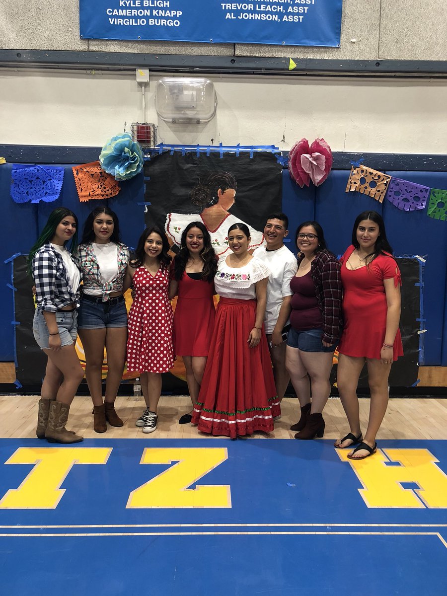 QHSpanishClub's tweet photo. An amazing day with amazing performances. Our biggest one yet! Good job to everyone today!! 💃🏼🇲🇽 https://t.co/tsPeFUkLnw
