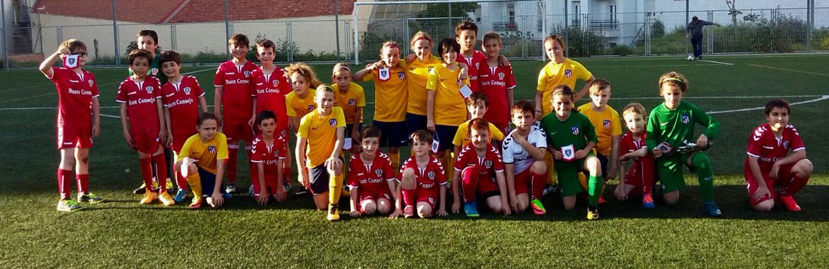 futbolbuencon's tweet photo. Hoy nuestros Benjamines de primer año han disfrutado de la visita de las Benjaminas de la @AtletiAcademia 
Muchas gracias chicas!! https://t.co/nAGfSXssfO