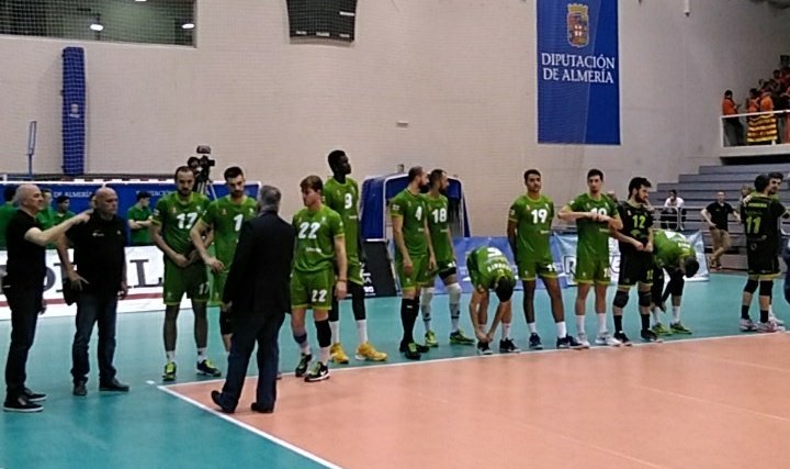 ComunidadVoley's tweet photo. @cvalmeria ha sabido plantar cara y su afición le corea hasta el último momento #FinalSVM https://t.co/B0lm6SRqmZ