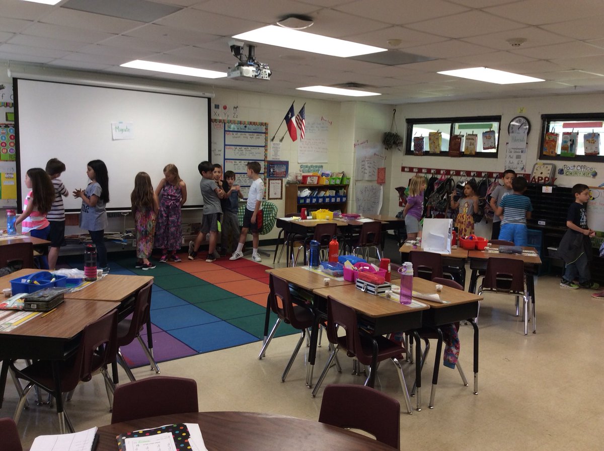 LyndiGarrett's tweet photo. Stand stick stray with science! 2nd graders chose hibernate, migrate, or dormant when scenarios were given. They explain why and then have choice to stray to another choice or stick where their at. Awesome strategy to use in many subjects! #BESinspire #lead4ward https://t.co/nUOxX94aOd