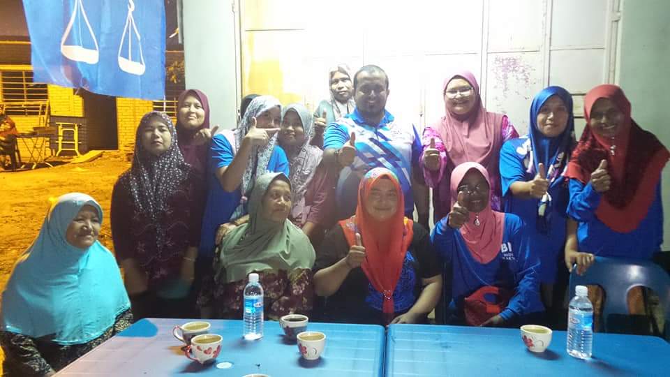 Pemudabaling201's tweet photo. Calon #BNDUNN30Bayu Sdr @MohdNoorMdAmin bersantai bersama Para Jentera BN PDM Bendang Padang di Kg Pak Bong Mukim Kupang https://t.co/ryLW1Im4Rn