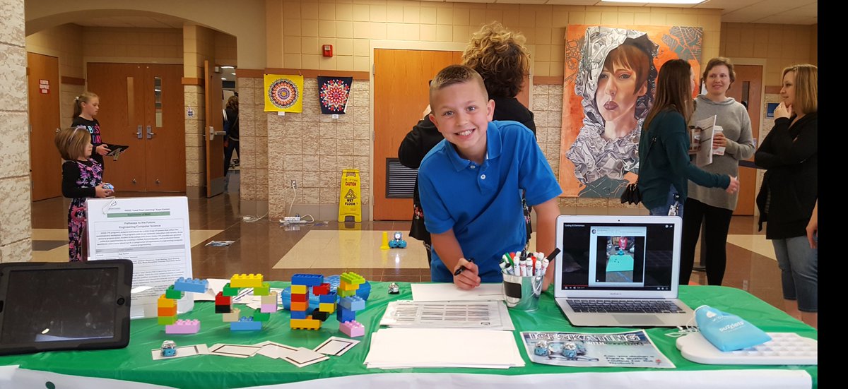 Waldo_Amanda's tweet photo. Learned so much from our HSSD students today at the HSSD Lead Your Learning Expo! Thank you for coming out on your day off! Incredible experience! #hssdcreate https://t.co/ORFYUT31iR