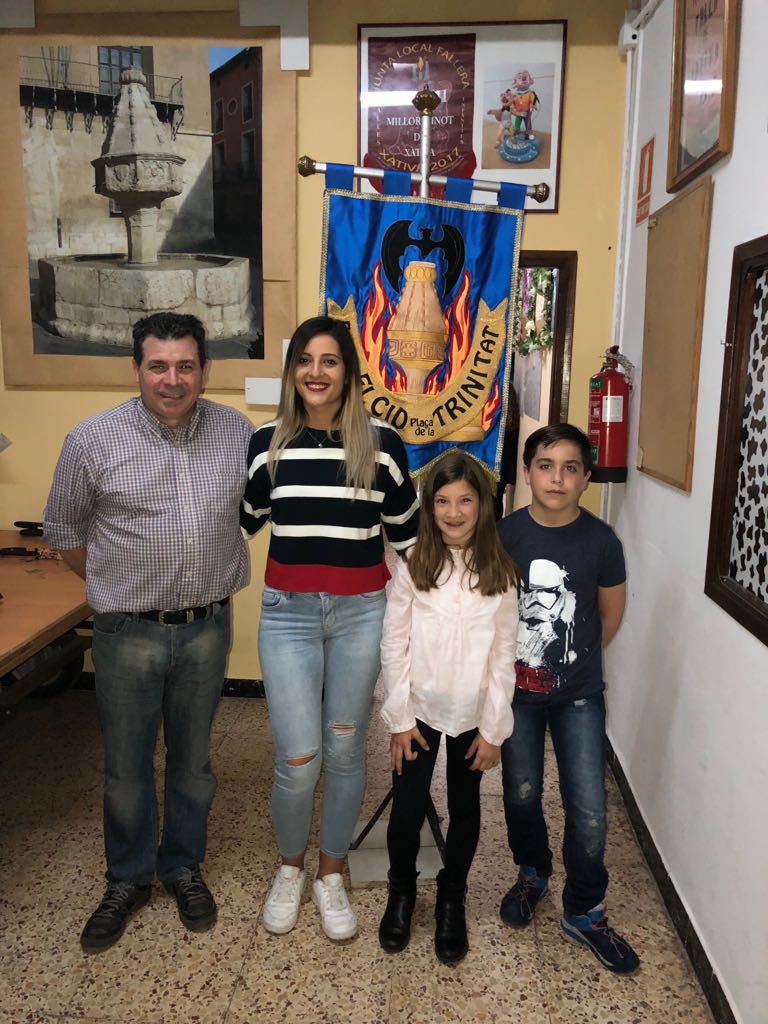 fallaelcid's tweet photo. La nostra comissio ja te representans per al proxim any 2019.
F.M. Sandra Correia
F.M.I. Alejandra Hidalgo
Pres. I. Diego Burgos
Pres. Paco Sisternes
Enhorabona i a gaudir del any. https://t.co/Zynfezl8sa