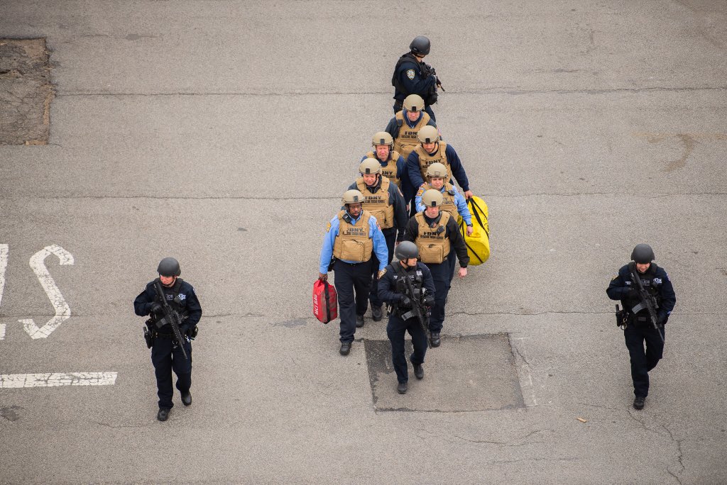 NYPDSpecialops's tweet image. #NYC first responders continuously train to always be prepared. #NYPD SRG &amp;amp; ESU are seen here participating in @FDNY full-scale counterterrorism exercise. The multi-agency training allows for coordination during large scale events.
