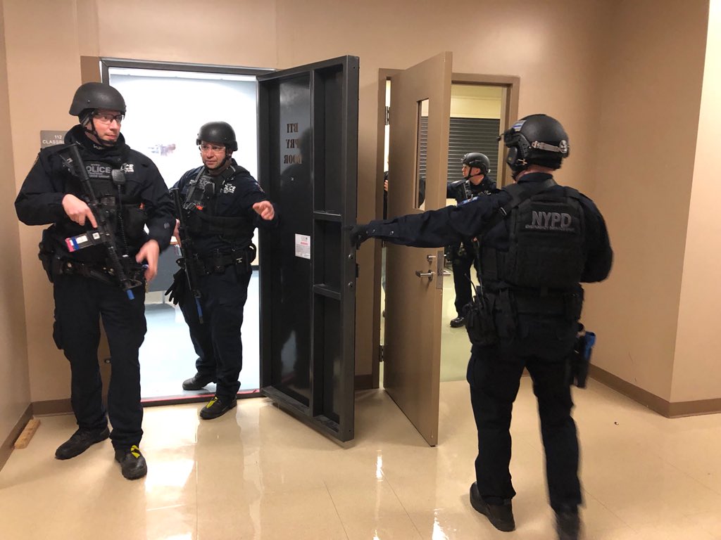 NYPDSpecialops's tweet image. #NYC first responders continuously train to always be prepared. #NYPD SRG &amp;amp; ESU are seen here participating in @FDNY full-scale counterterrorism exercise. The multi-agency training allows for coordination during large scale events.