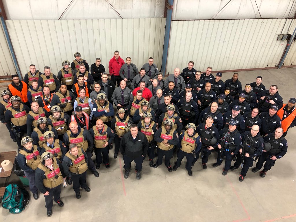 NYPDSpecialops's tweet image. #NYC first responders continuously train to always be prepared. #NYPD SRG &amp;amp; ESU are seen here participating in @FDNY full-scale counterterrorism exercise. The multi-agency training allows for coordination during large scale events.