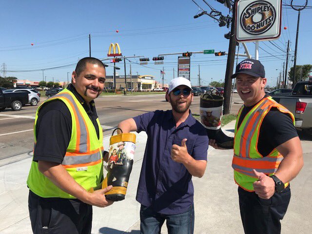 BPFALocal1173's tweet photo. #yourbaytownfirefighters are out collecting money for #MDAFillTheBoot! Stop by this evening and drop some money in our boot! #Baytown https://t.co/iKVzBLrQZV