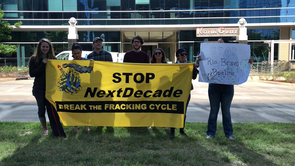 TexasSierraClub's tweet image. Kicked off our international #BreakTheFrackingCycle demonstrations in front of the NextDecade office in the Woodlands, Texas (an hour outside of #Houston) this morning. ✊🏽

Pollute South Texas communities for fracked gas to be shipped overseas? No way. #StopRioGrandeLNG